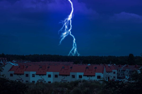 Ночью над городом гроза молний