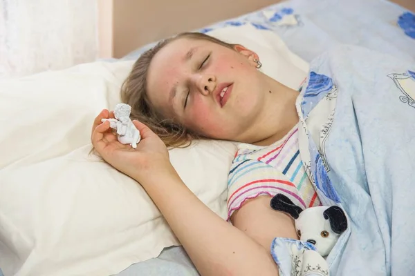 Niño Duerme Bien Cama Mañana Buena — Foto de Stock