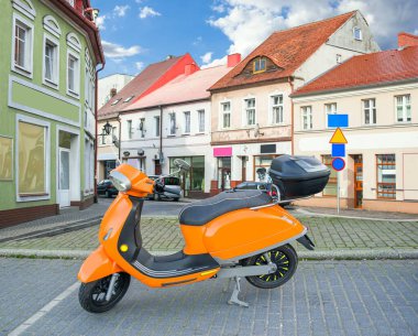 turuncu retro scooter, şehrin arka planına karşı