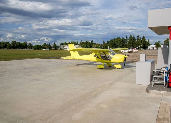 Kleines Gelbes Flugzeug Flughafen Flugbereit Flugzeug Der Tankstelle Transport Service — Stockfoto