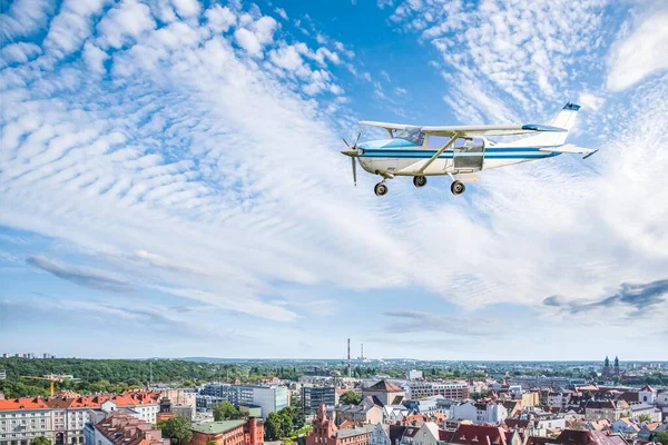 Leichtflugzeug Fliegt Über Die Stadt — Stockfoto