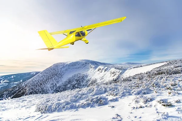 Flugzeug Vor Dem Hintergrund Winterlicher Berglandschaften — Stockfoto