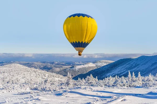 Bir Balon Güzel Bir Şekilde Gökyüzüne Doğru Uçar — Stok fotoğraf