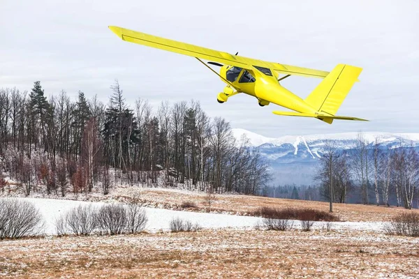 Aereo Sullo Sfondo Dei Paesaggi Montani Invernali — Foto Stock