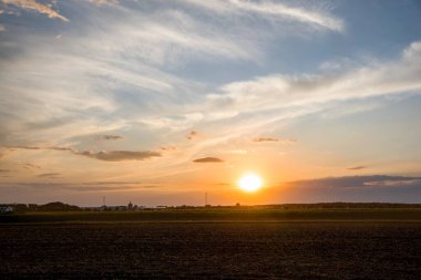 Güzel gökyüzü manzarası Bulutlarda güneş