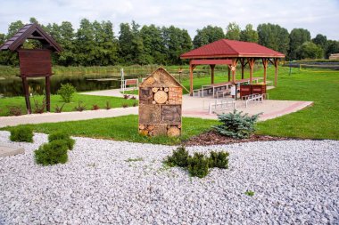 Vahşi arılar ve doğal maddelerden yapılmış diğer böcekler için eko-ev. Home Eco Oteli