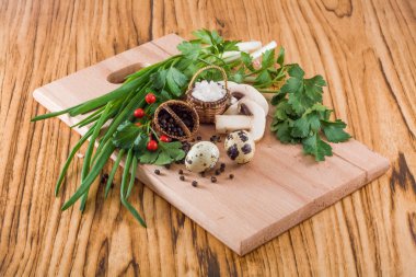 Bir kesme tahtası üzerinde ürün