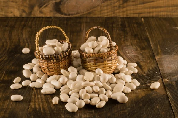 Witte bonen in manden — Stockfoto