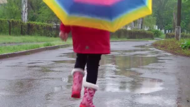 Lluvia infantil — Vídeo de stock