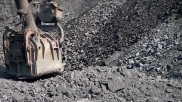 Excavator working in a quarry — Stock Video