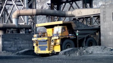 Bir taş ocağında çalışan kamyonlar