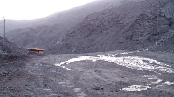 Carreira de trabalho enorme caminhão na pedreira — Vídeo de Stock