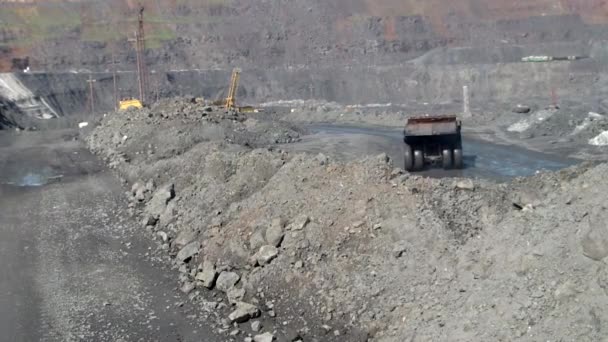 Grote gele mijnbouw vrachtwagen bij werkplek — Stockvideo
