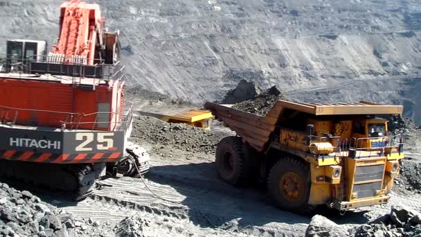 Camiones volquete mineros en la mina a cielo abierto — Vídeos de Stock