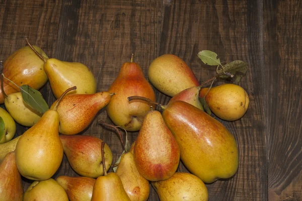 Gele peren op een houten ondergrond — Stockfoto