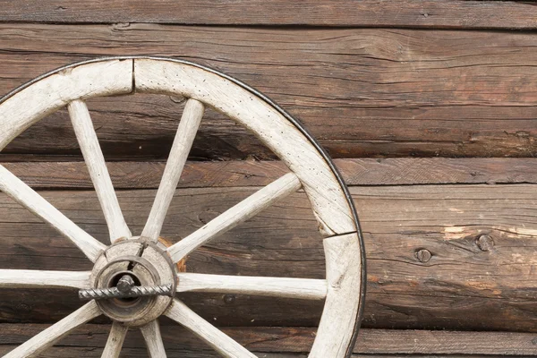 Roue de chariot sur une structure en bois — Photo