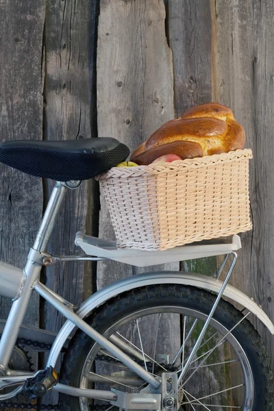 In een mand voedsel. — Stockfoto