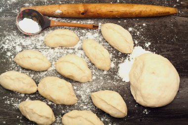 Evde bir aile akşam yemeği için yemek