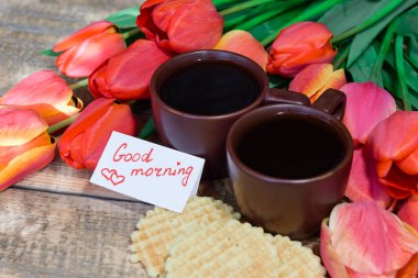 Tahta bir masada kahve. Waffle yuvarlak. Kahvaltı.