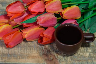 Tahta bir masada kahve. Waffle yuvarlak. Kahvaltı.