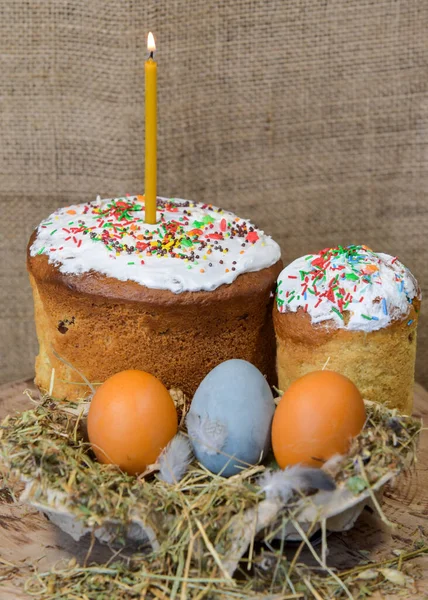 Gâteau Pâques Avec Une Bougie Allumée Œufs Pâques Dans Nid — Photo