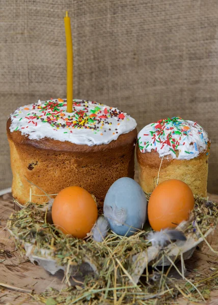 Gâteau Pâques Avec Une Bougie Allumée Œufs Pâques Dans Nid — Photo