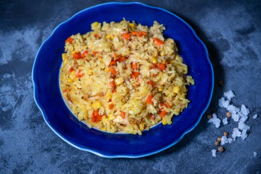 Tavuk ve sebzeli risotto. Sebzeli bir tabak pirinç. Seçici odak.