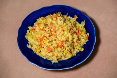 Tavuk ve sebzeli risotto. Sebzeli bir tabak pirinç. Seçici odak.