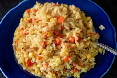 Tavuk ve sebzeli risotto. Sebzeli bir tabak pirinç. Seçici odak.