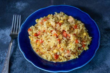 Tavuk ve sebzeli risotto. Sebzeli bir tabak pirinç. Seçici odak.