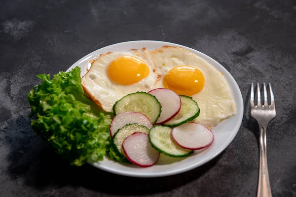 Zwei Spiegeleier Mit Einem Blatt Salat Gurken Und Radieschenscheiben Auf — Stockfoto