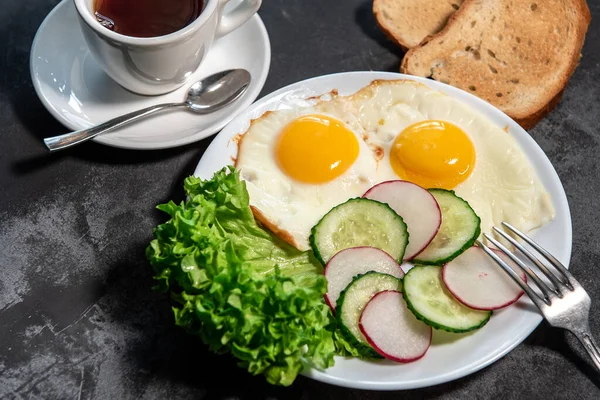 접시에 양상추 토스트 스크램블에그 아침이야 클로즈업 — 스톡 사진
