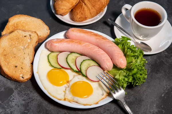 소시지 샐러드 오이와 토스트 크로와 스크램블에그 아침이야 클로즈업 — 스톡 사진
