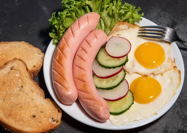 Zwei Spiegeleier Und Würstchen Salat Gurken Und Rettichscheiben Auf Einem — Stockfoto