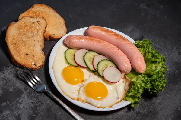 Dois Ovos Fritos Salsichas Alface Pepino Fatias Rabanete Prato Branco — Fotografia de Stock