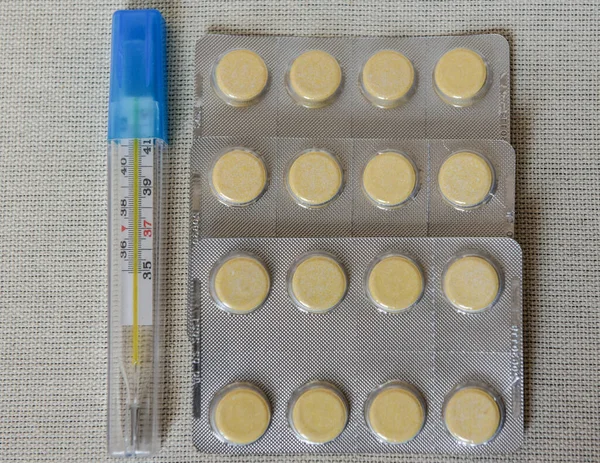 Olika Läkemedel Tabletter Och Kapslar Kvicksilvertermometer Medicinskt Koncept Läkemedelsblisterförpackning — Stockfoto