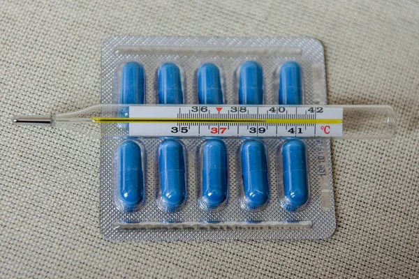 Olika Läkemedel Tabletter Och Kapslar Kvicksilvertermometer Medicinskt Koncept Läkemedelsblisterförpackning — Stockfoto