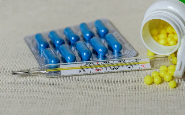 錠剤やカプセルの様々な薬 水銀温度計 医学の概念 医薬品ブリスターパック — ストック写真