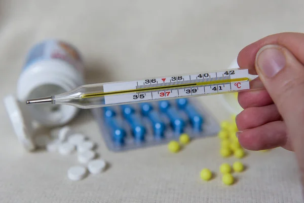 Olika Läkemedel Tabletter Och Kapslar Kvicksilvertermometer Medicinskt Koncept Läkemedelsblisterförpackning — Stockfoto