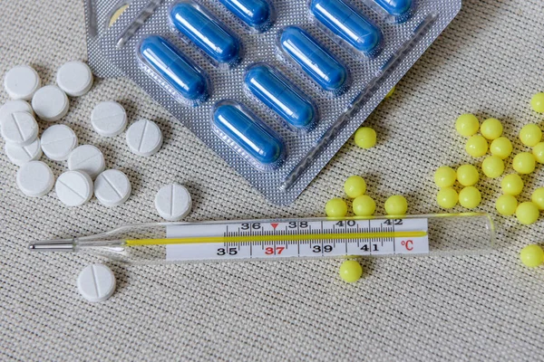 Olika Läkemedel Tabletter Och Kapslar Kvicksilvertermometer Medicinskt Koncept Läkemedelsblisterförpackning — Stockfoto