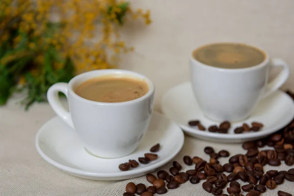 Två Koppar Starkt Kaffe Kaffe Vit Kopp Ett Tefat Kaffebönor — Stockfoto