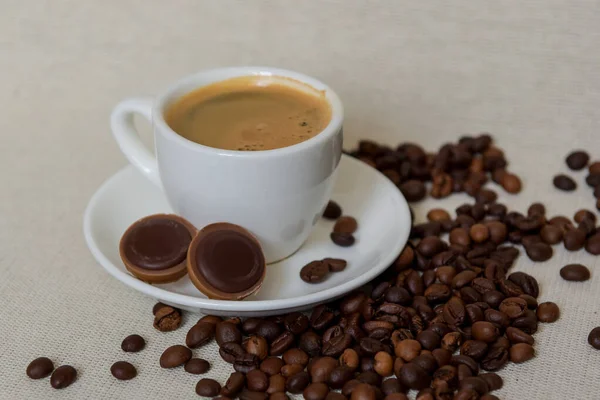 Kopp Starkt Kaffe Vit Keramikkopp Med Kaffe Ett Tefat Närbild — Stockfoto