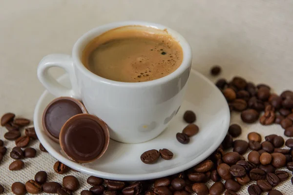 Kopp Starkt Kaffe Vit Keramikkopp Med Kaffe Ett Tefat Närbild — Stockfoto