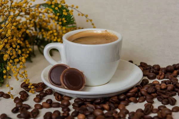 Kopp Färsk Espresso Med Choklad Kaffebönor Begreppet Morgonkaffe — Stockfoto