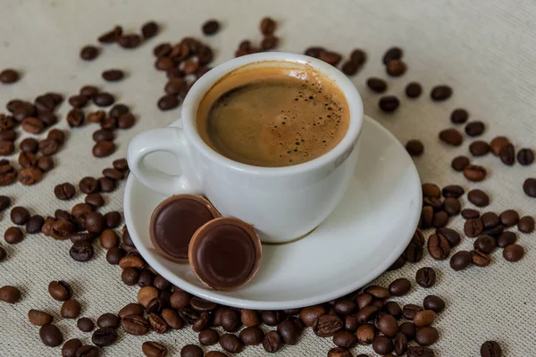 Kopp Starkt Kaffe Vit Keramikkopp Med Kaffe Ett Tefat Närbild — Stockfoto