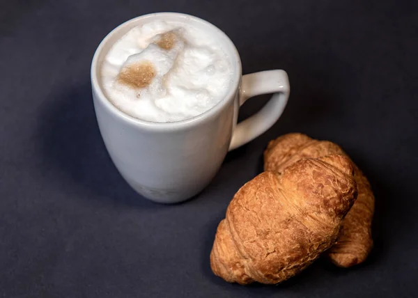 Latte Com Espuma Leite Uma Xícara Branca Fundo Escuro Café — Fotografia de Stock