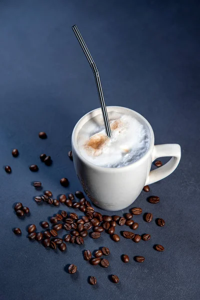 Vacker Latte Macchiato Med Mjölkskum Vit Kopp Med Ett Sugrör — Stockfoto
