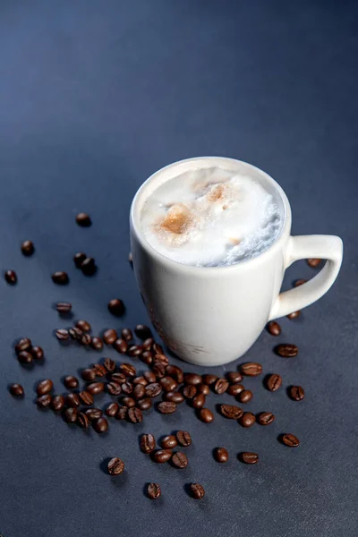 Vacker Latte Macchiato Med Mjölkskum Vit Kopp Med Croissanter Och — Stockfoto