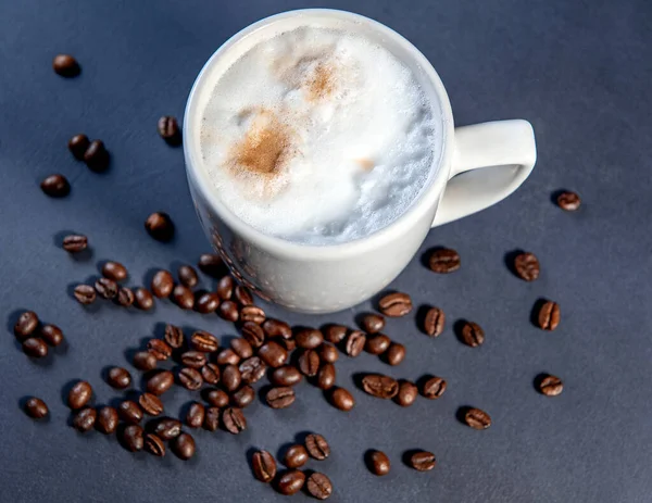 Vacker Latte Macchiato Med Mjölkskum Vit Kopp Med Kaffebönor Nära — Stockfoto