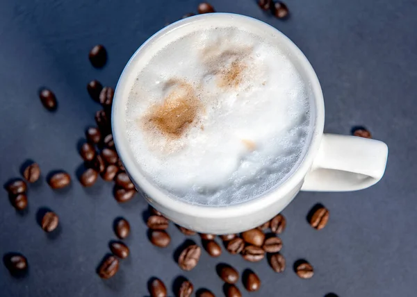 Vacker Latte Macchiato Med Mjölkskum Vit Kopp Med Kaffebönor Nära — Stockfoto